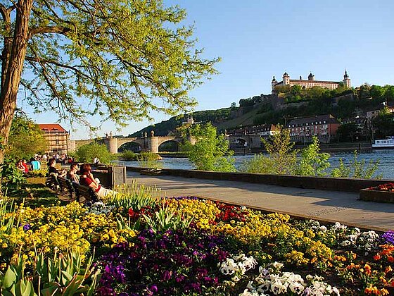 Sonnenbank vor Main und Festung Marienberg in Würzburg