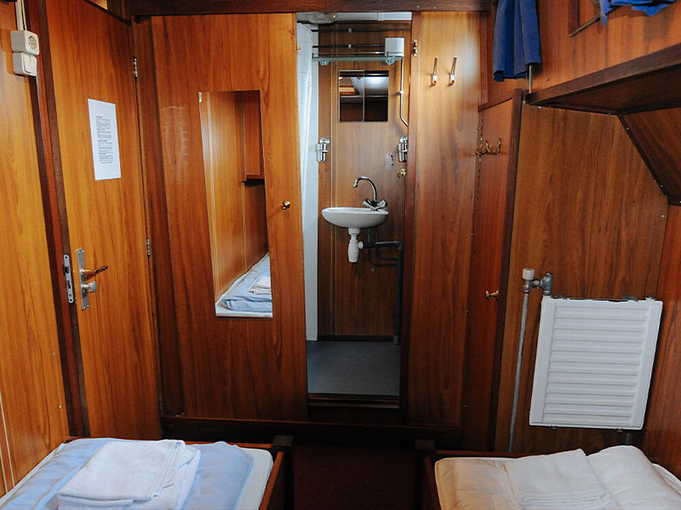 2 Einzelbetten, Holzvertäfelung und ein kleines Badezimmer