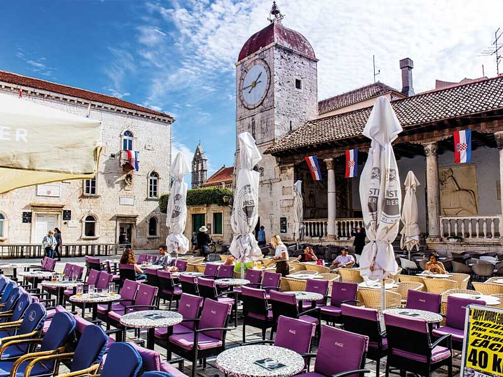 Zahlreiche Cafés und Bars laden in Trogir zum gemütlichen Verweilen ein.