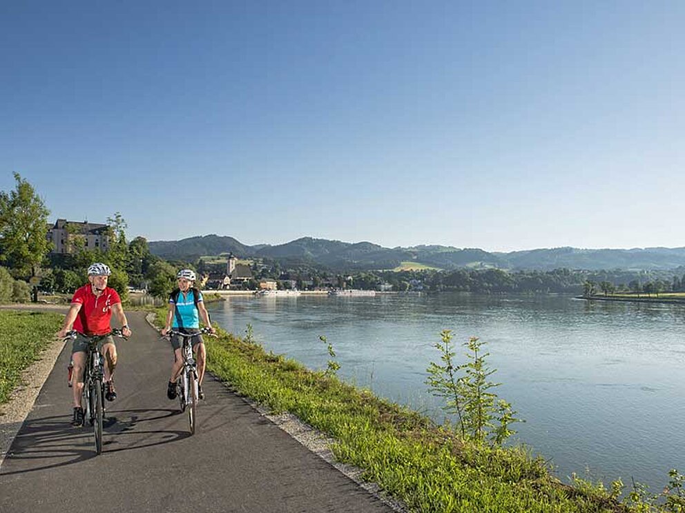 zwei Radfahrer unterwegs am Donauradweg bei Grein
