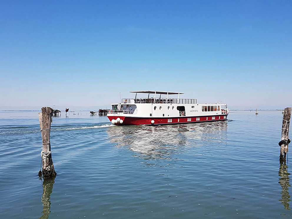 Die Ave Maria in Fahrt am Meer
