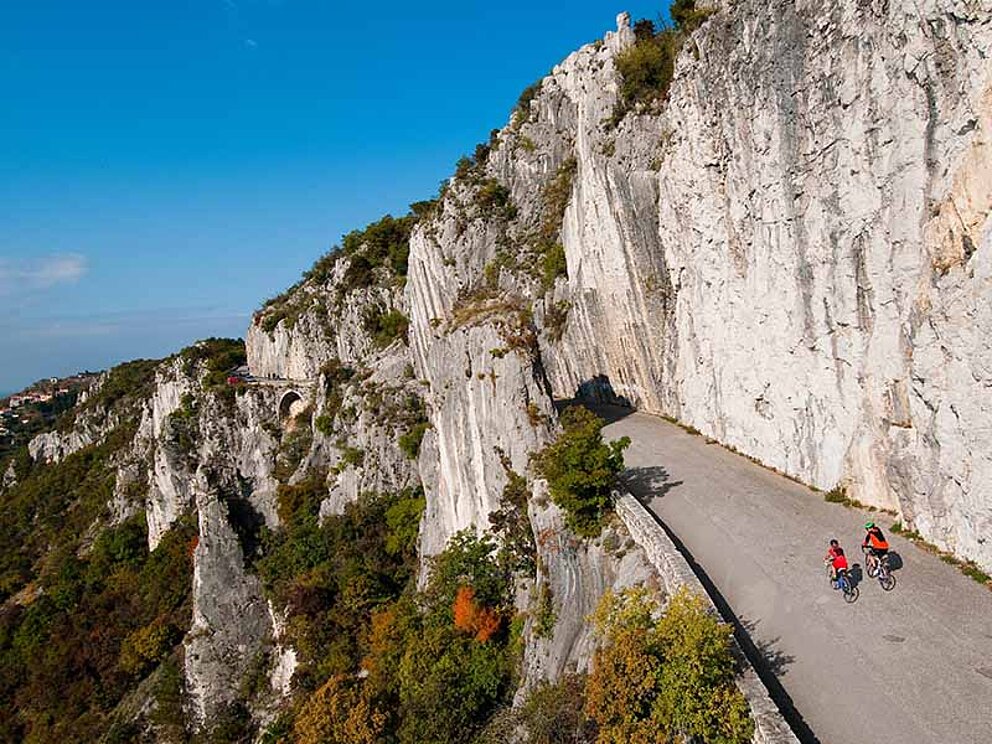 Radfahrer unterwegs auf der Napoleonica Straße nähe Triest