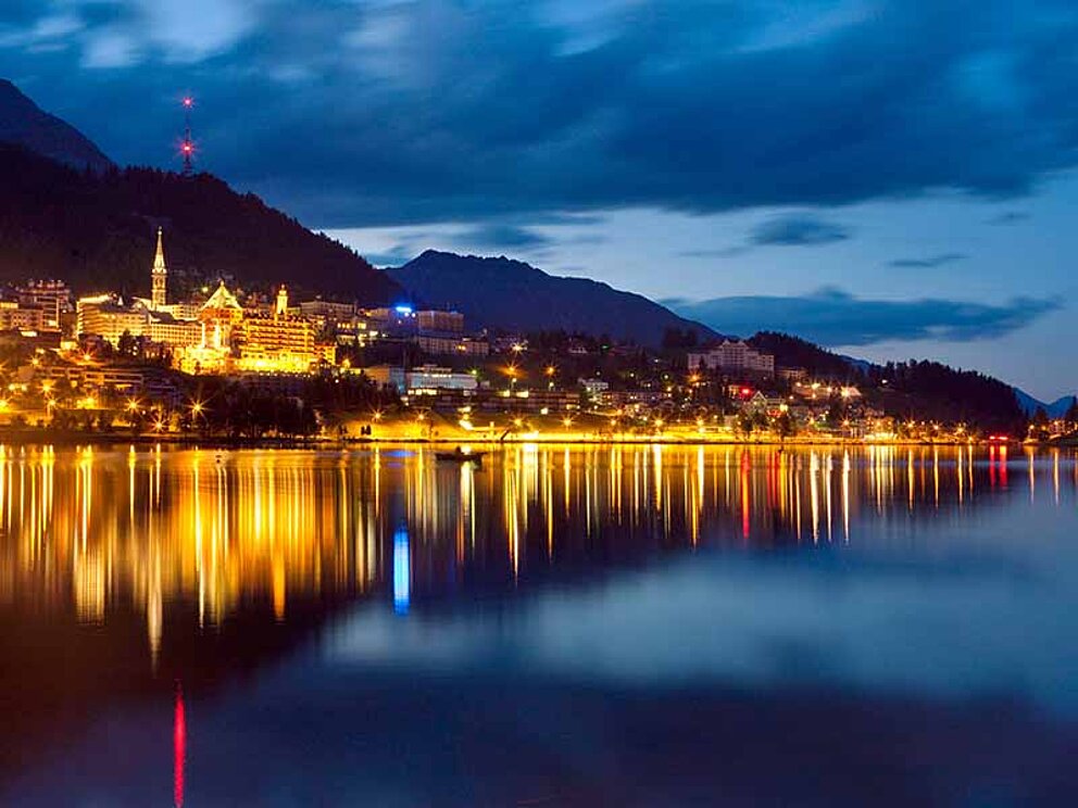 Beleuchtetes St. Moritz am Inn am Abend