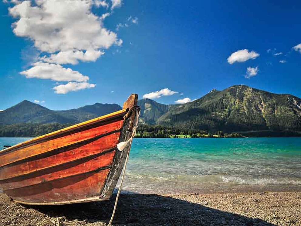 Boot am Ufer mit Blick auf See und Berge