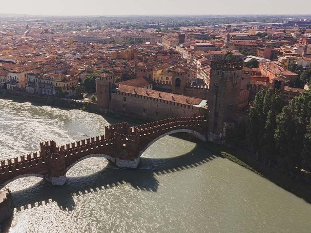 die Brücke und die Altstadt aus der Vogelperspektive