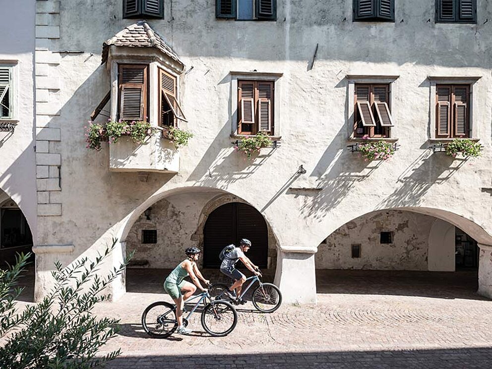 2 Radfahrer in einer Gasse in der Altstadt