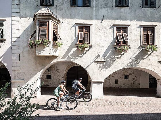 2 Radfahrer in einer Gasse in der Altstadt