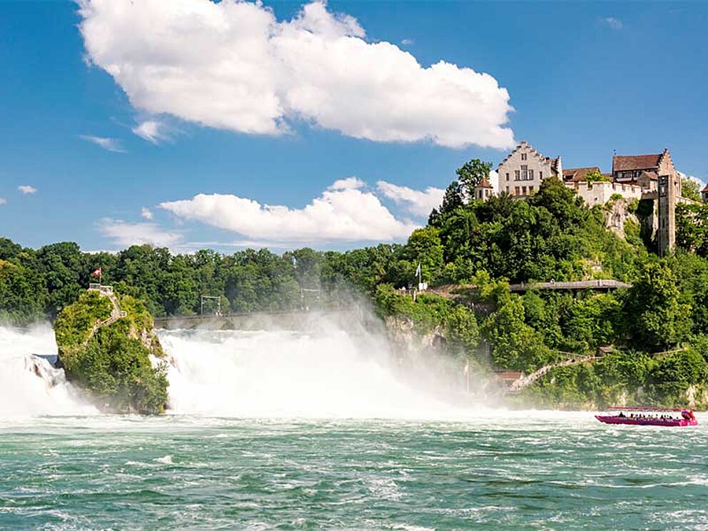 Rheinfall mit Schiff im Vordergrund