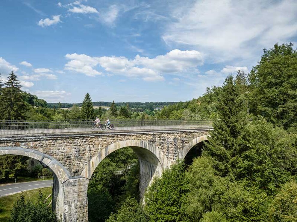 ein altes Eisenbahnviadukt auf dem Radfahrer gemütlich fahren.