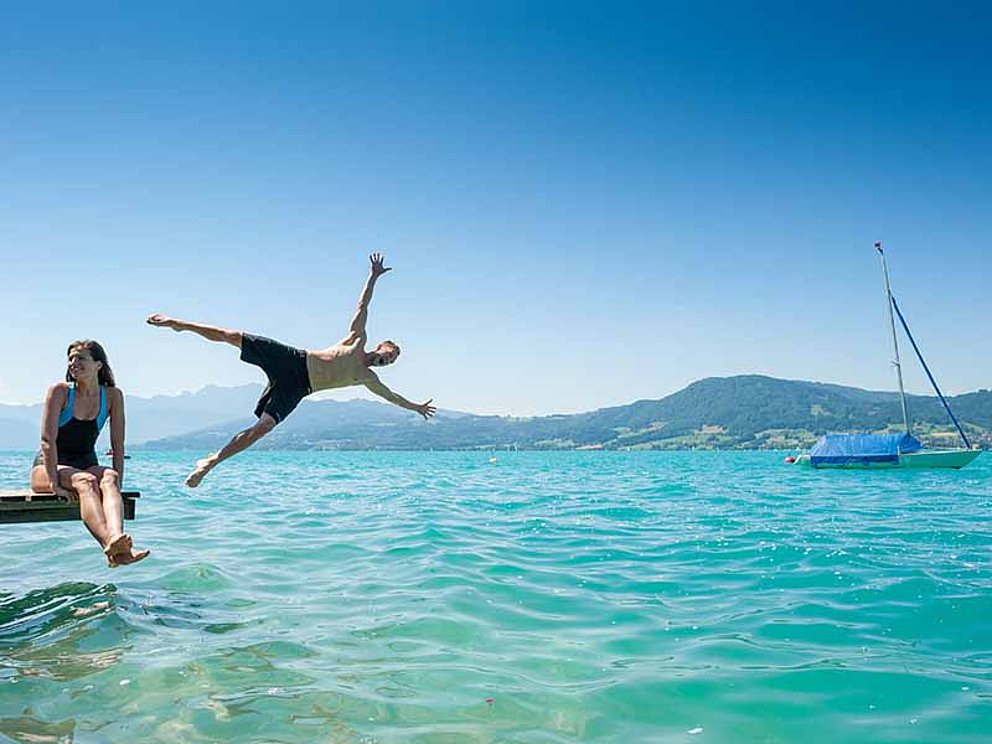 Badespaß mit Sprung in den Attersee