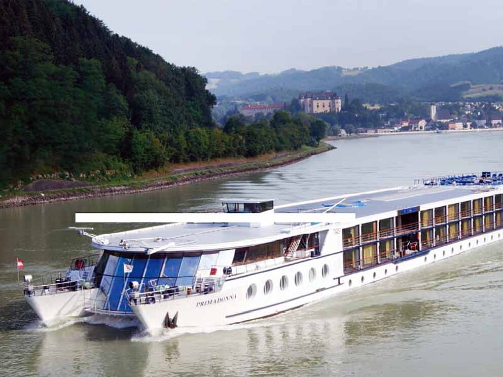 Schiff Primadonna unterwegs auf der Donau in Grein