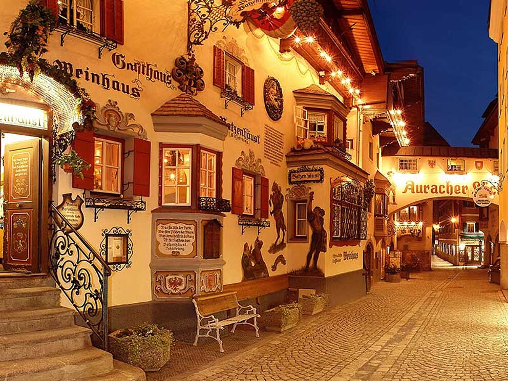 Beleuchtete malerische Gasse in der Altstadt von Kufstein