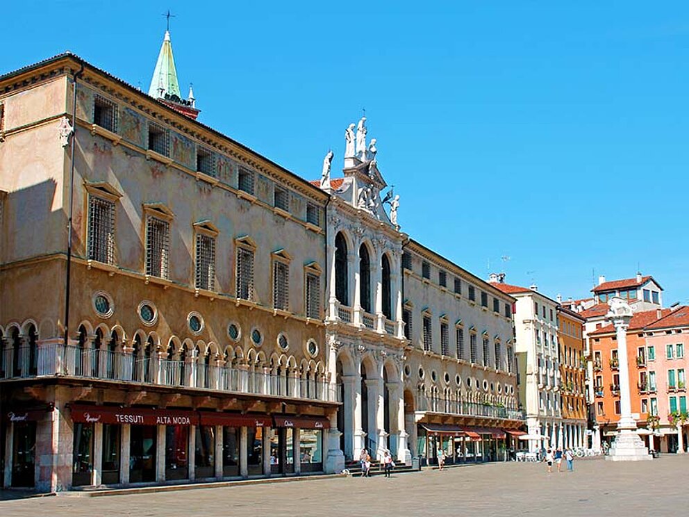 Blick auf die Häuserfront auf der Piazza