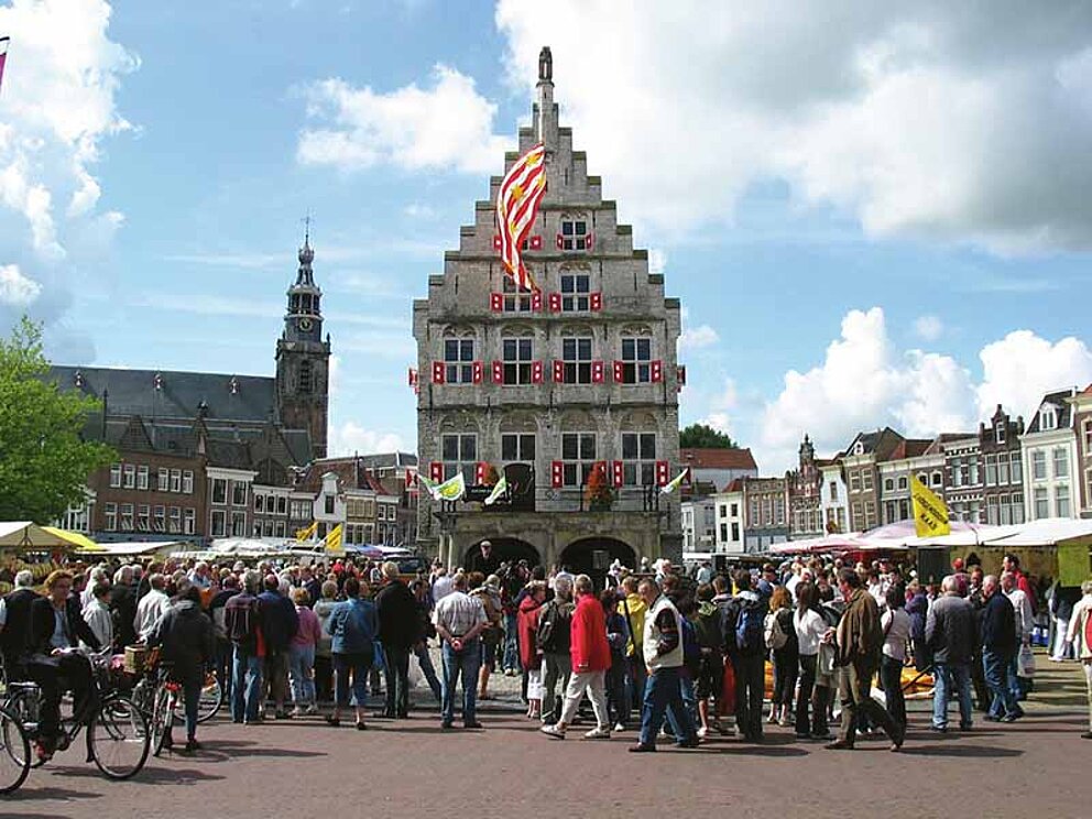 Stadthalle mit Markt in der Stadt Gouda in den Niederlanden