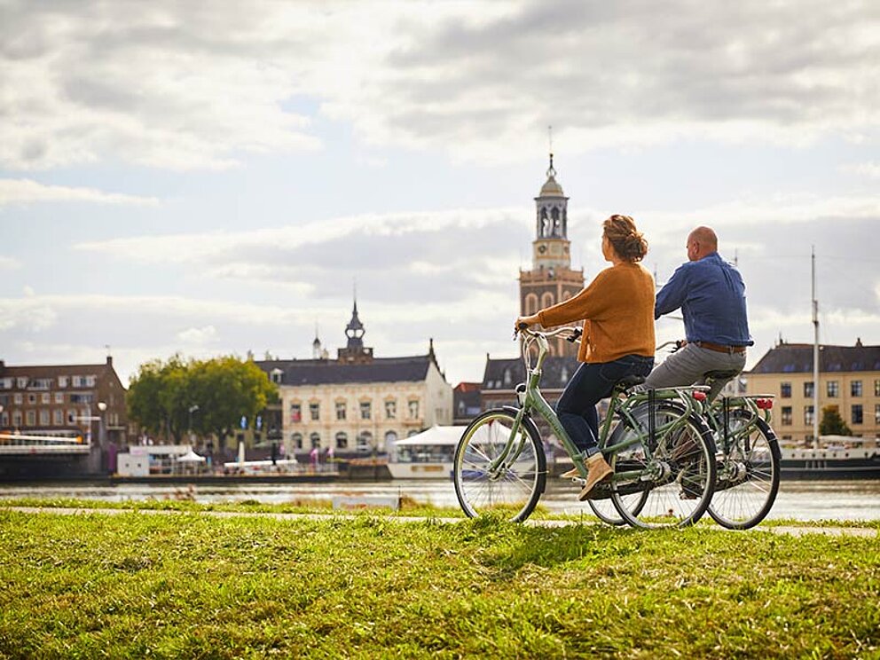 2 Radfahrer fahren richtung Stadt