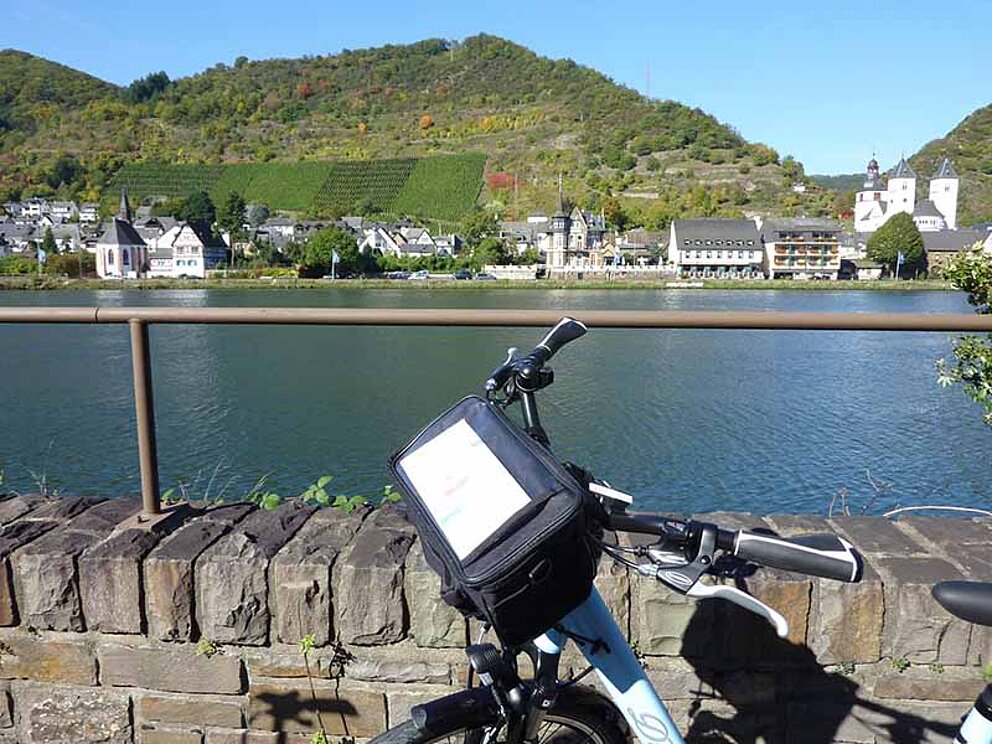 Rad am Moselradweg mit Blick auf Karden