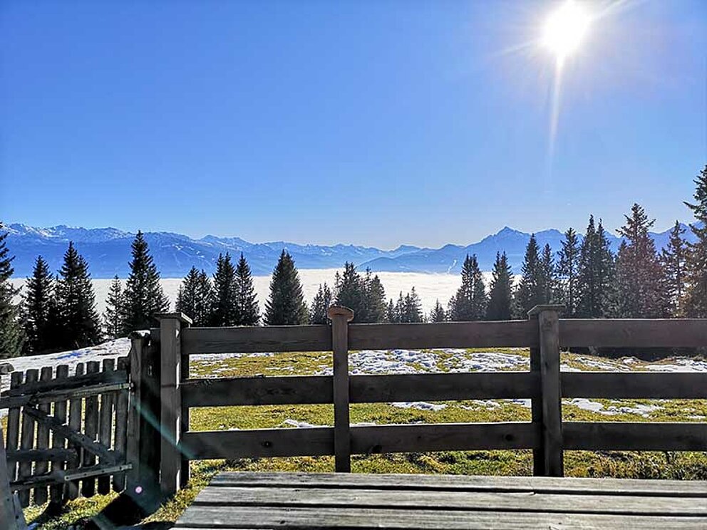 Blick von einer Alm auf das Nebelmeer im Tal