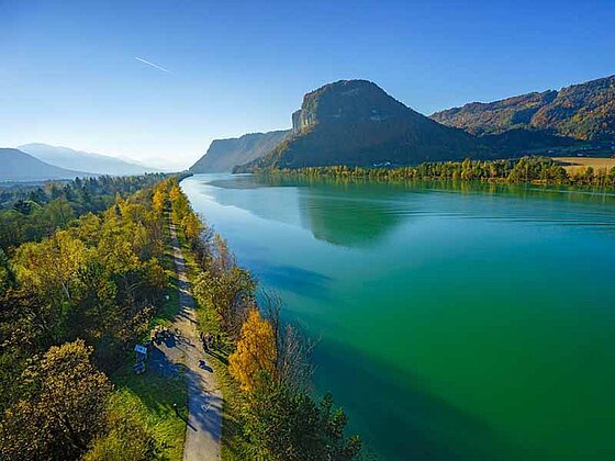Herbst an der Drau mit tollen Farben und weiter Blick auf die Landschaft und Radweg