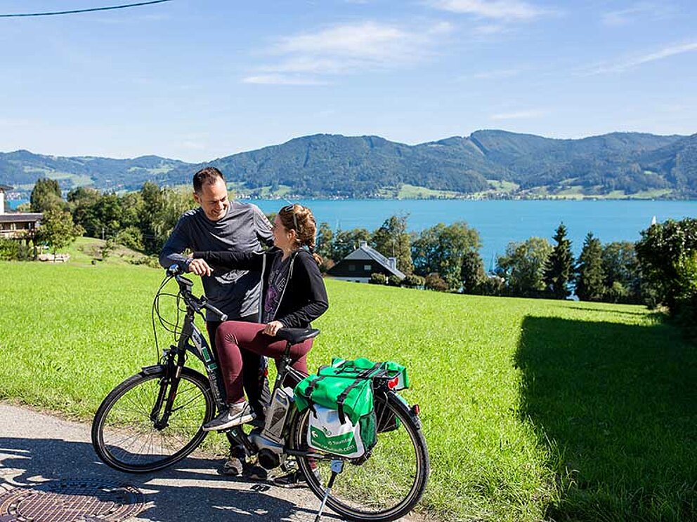 Vater und Tochter unterwegs mit dem Rad am Attersee