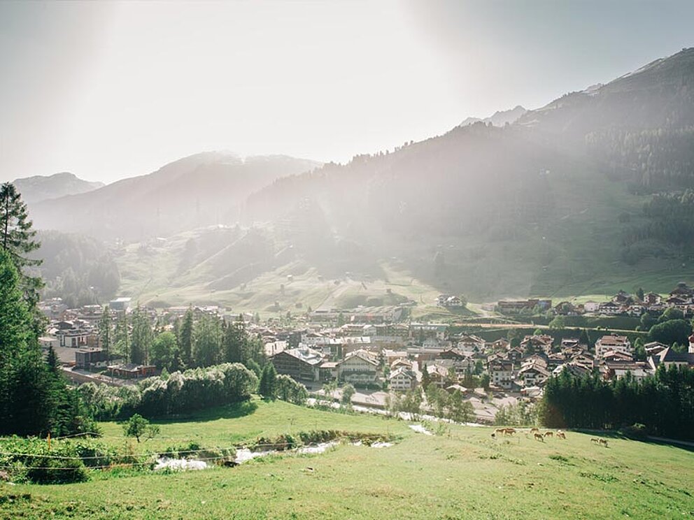 Ortsansicht bei Sonnenschein