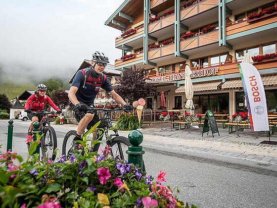 2 Radfahrer vor dem Hotel Hanneshof