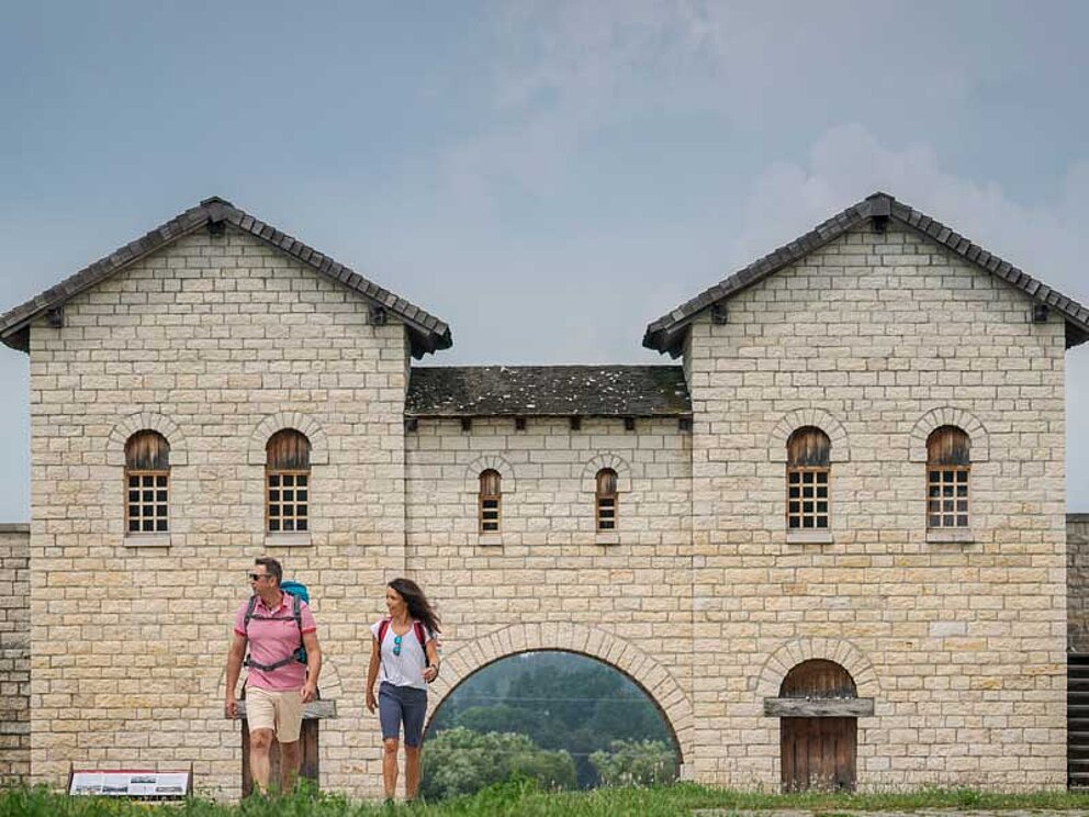 Paar vor dem Hauptgebäude des Römerkastell Biriciana