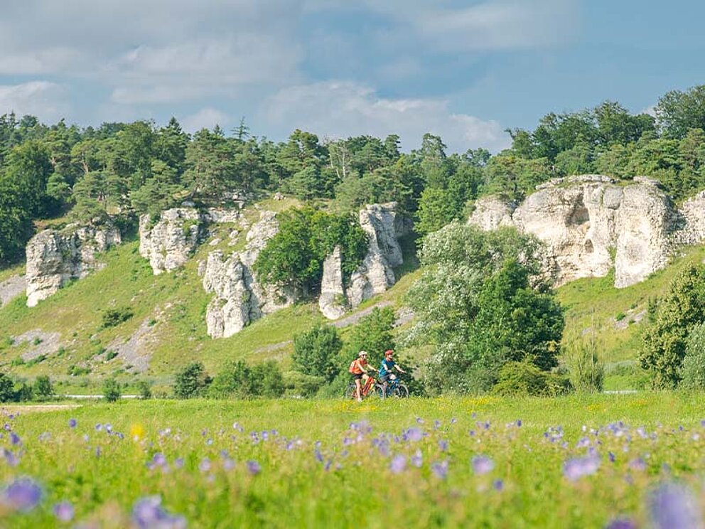 2 Radfahrer vor Jurakalkfelsen
