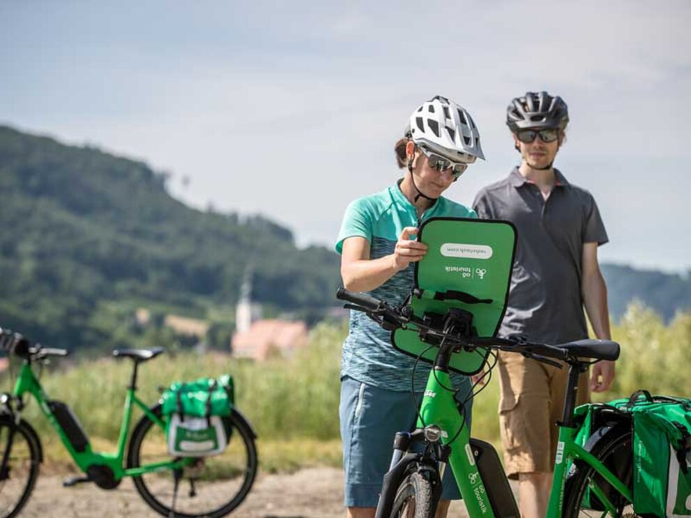 zwei Radfahrer am Donauradweg vorbei an Kramesau