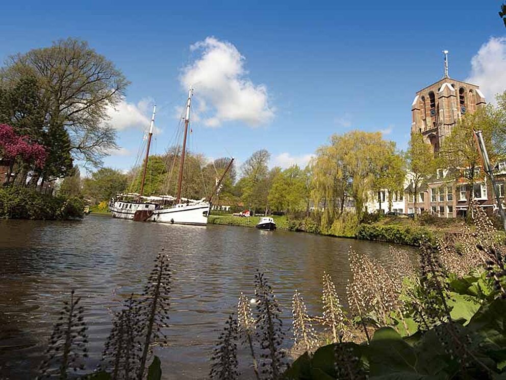 Anlegestelle mit Booten in der Stadt Leeuwarden in Holland