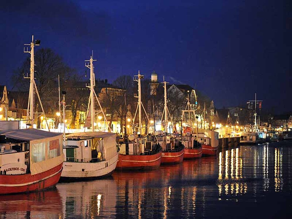 Alte Strom in Warnemünde an der Ostsee bei Nacht