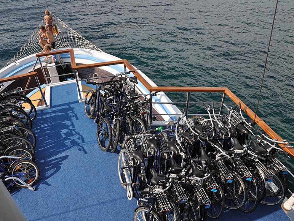 Geparkte Fahrräder auf dem Deck der San Snova