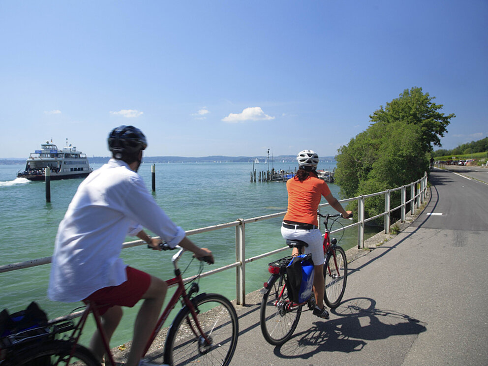 Radfahrer unterwegs am Radweg am Bodensee in Meersburg