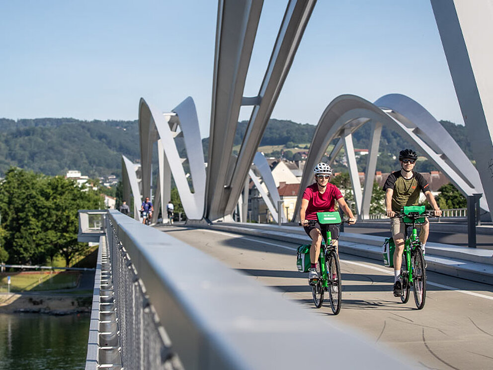 2 Radfahrer auf der neuen Donaubrücke in Linz