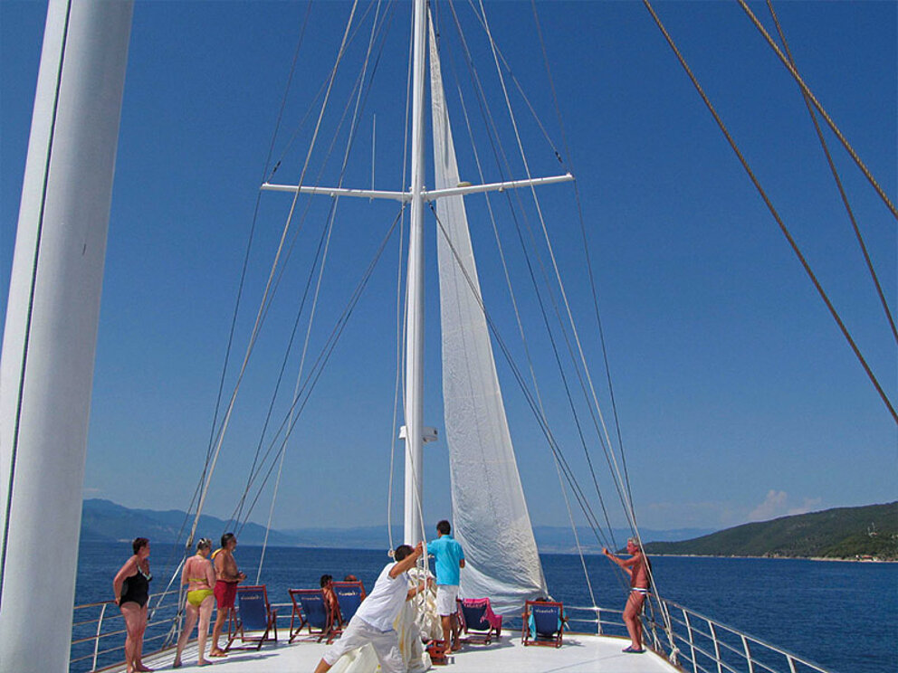 Oberdeck mit gehissten Segeln mit Blick aufs offene Meer