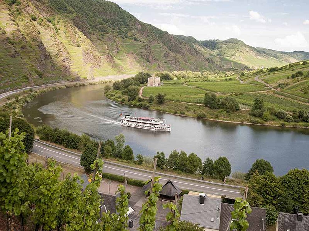 Blick auf die Moselschleife mit Schiff in Deutschland