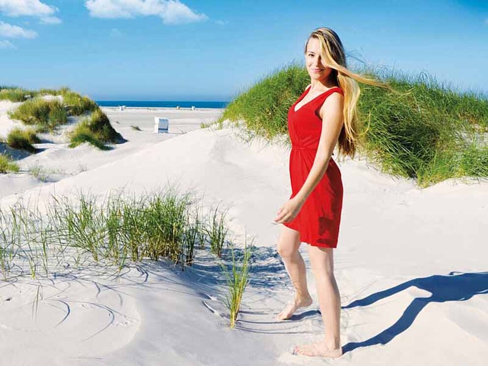 Frau in Rot in den Dünen bei Amrum