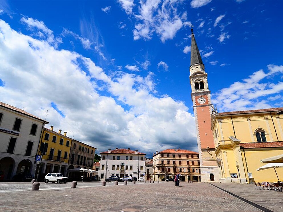 Hauptplatz mit Kirche bei blauem Himmel und Sonnenschein