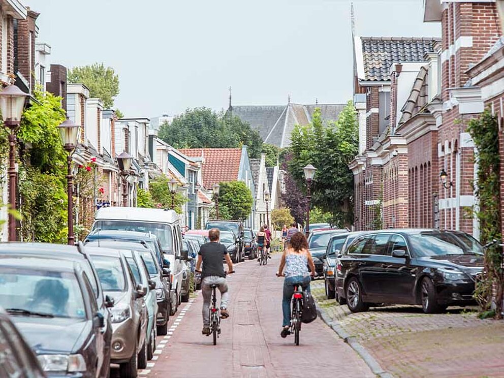 2 Radfahrer auf einem Radweg in der Stadt