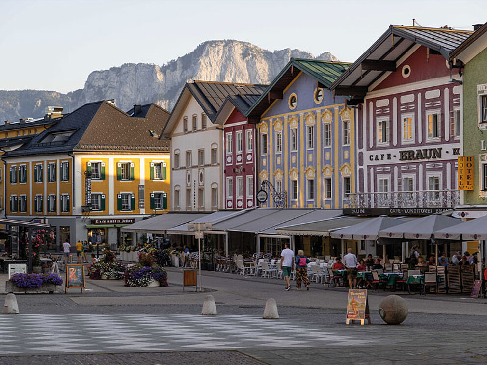 Ortszentrum von Mondsee mit Gastgärten vor den Häusern