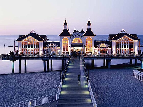 Im mondänen Gebäuce auf der hölzerne Seebrücke Sellin auf Rügen erwartet Sie ein gepflegtes Restaurant.