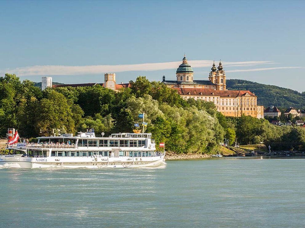 Donau mit einem Schiff, im Hintergrund Stift Melk