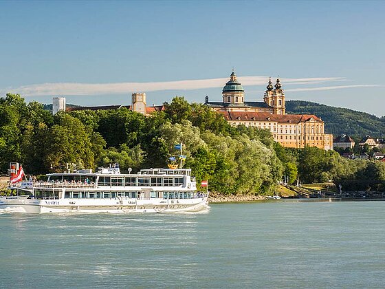 Donau mit einem Schiff, im Hintergrund Stift Melk