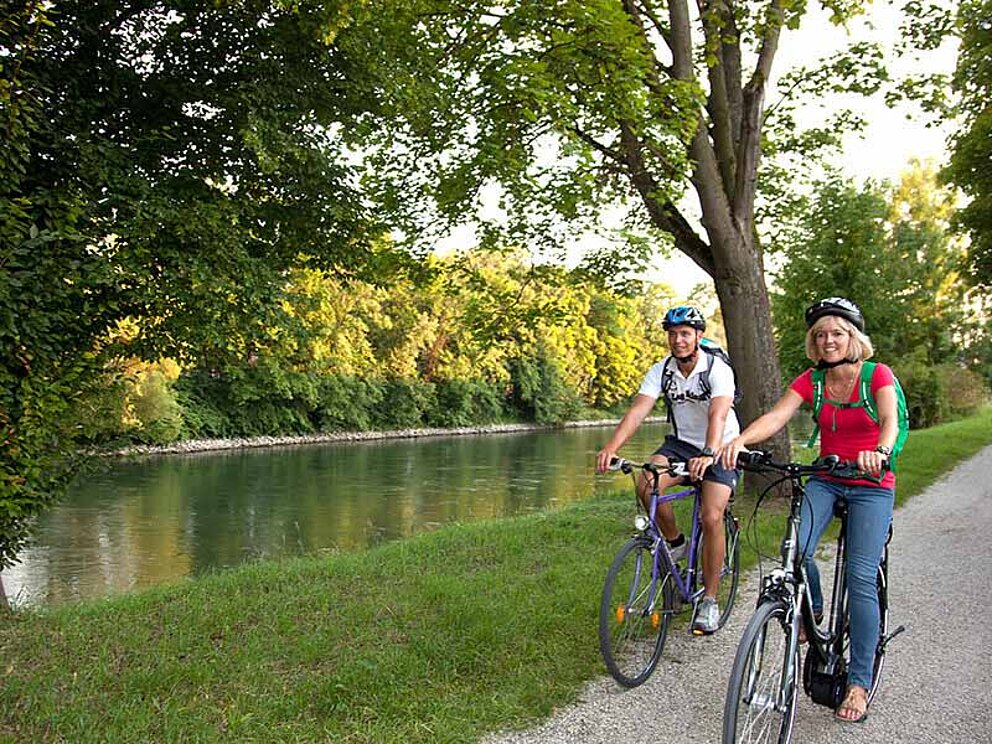 zwei Radfahrer unterwegs am Isarradweg in Ostbayern bei München