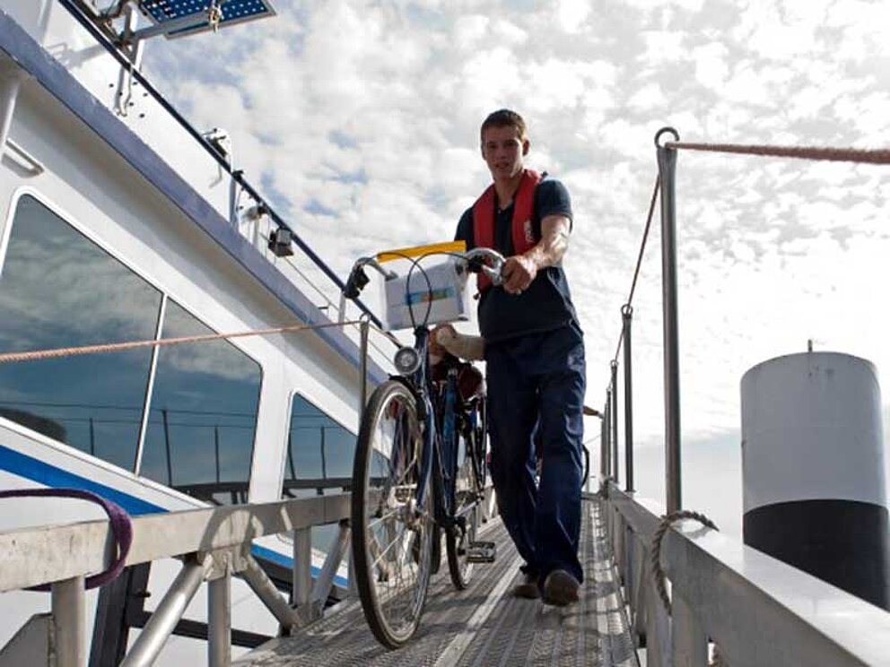 Urlauber mit Rad auf dem Schiff De Nassau in Nordholland