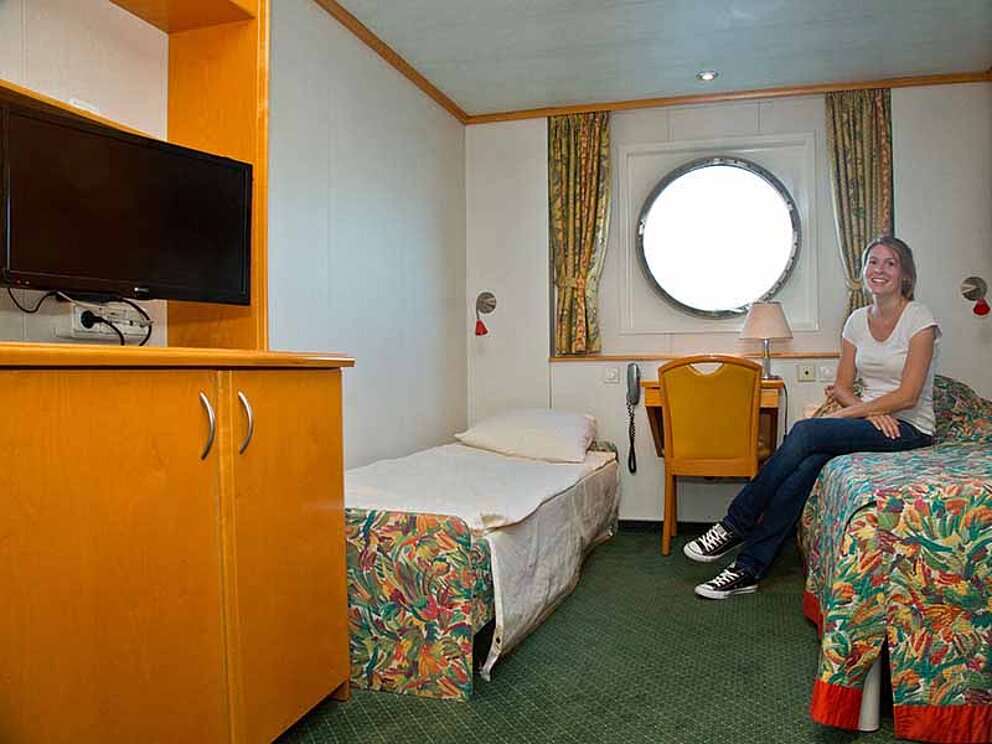 Kabinen-Beispiel mit Frau am Hauptdeck auf der MS Primadonna auf der Donau