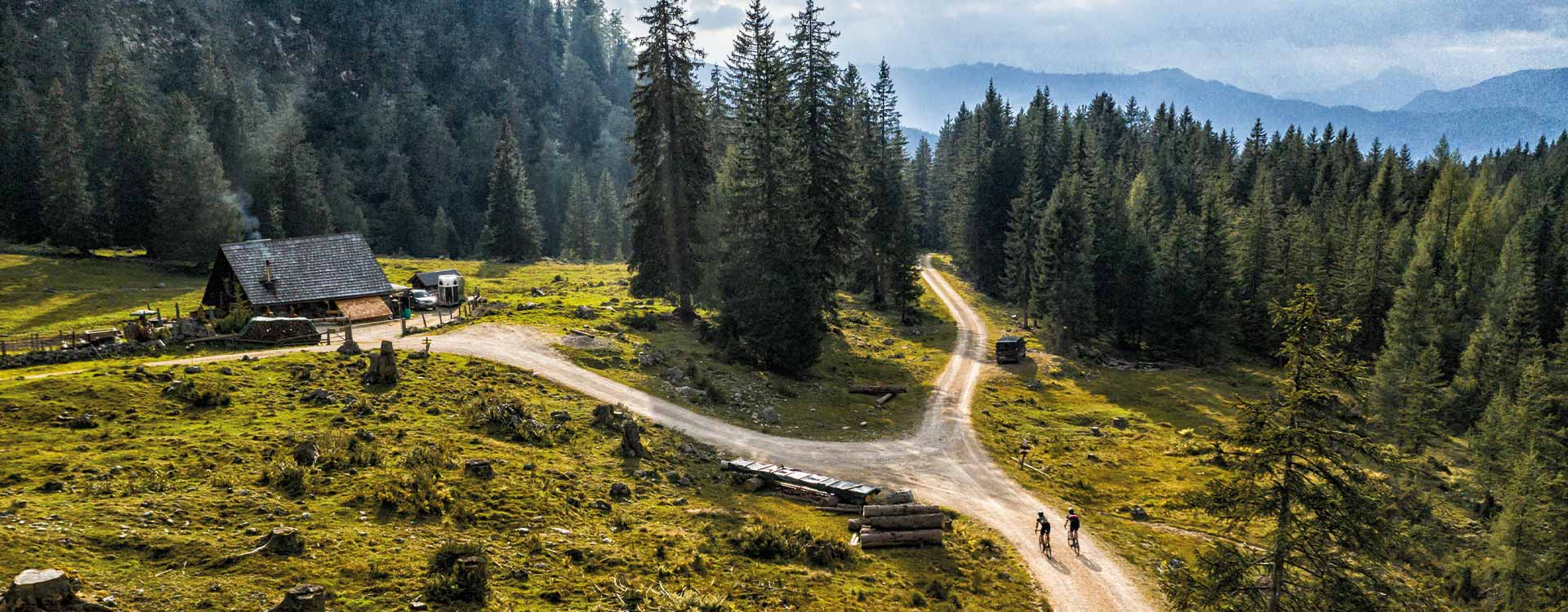 2 Gravel-Biker auf einem Weg am Gosaukamm aus der Vogelperspektive