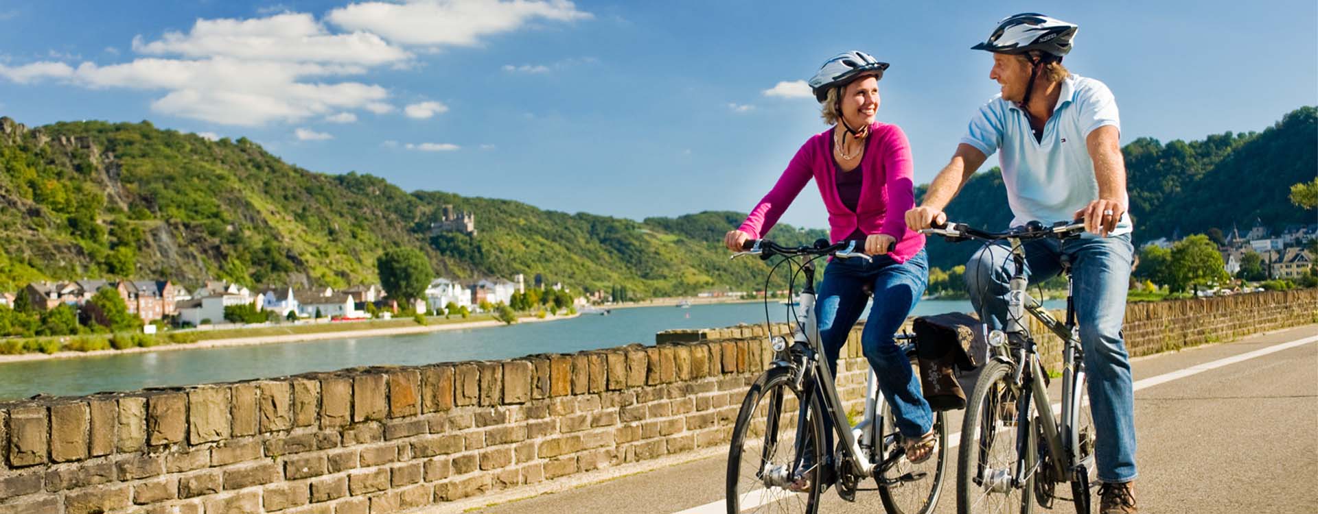 2 Radfahrer am asphaltierten Radweg am Rhein-Ufer