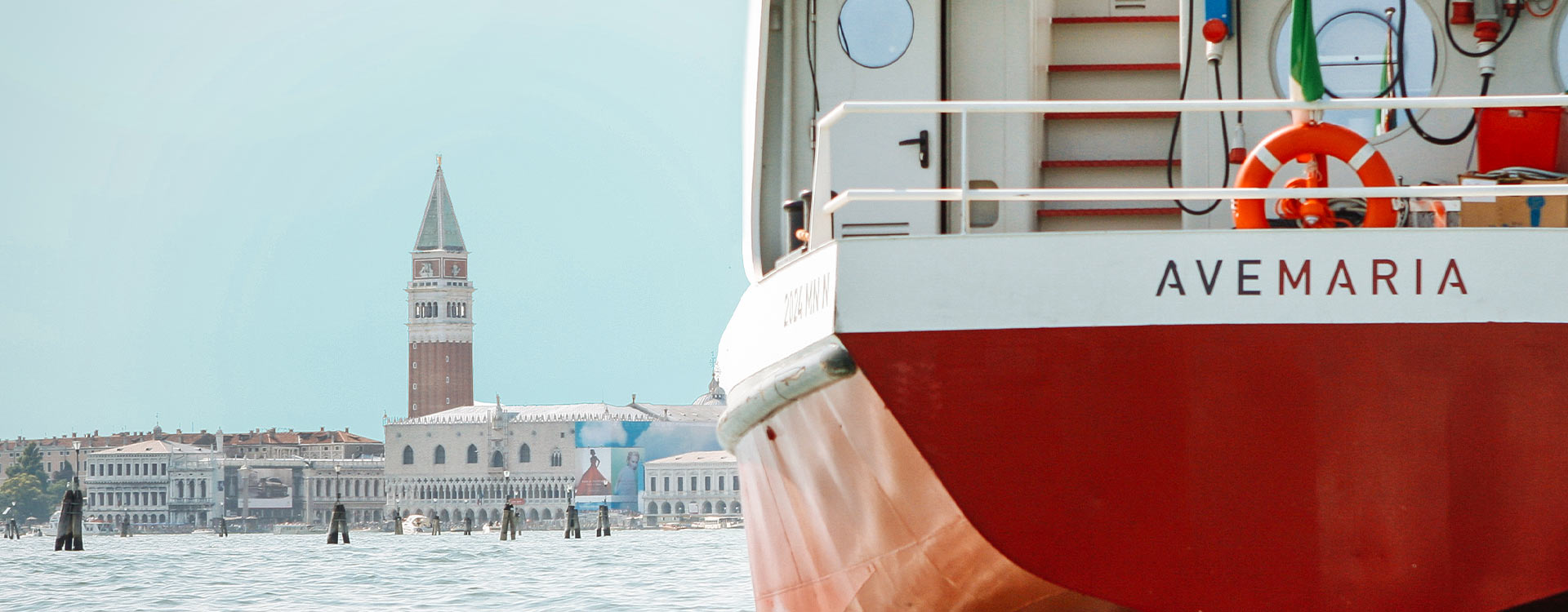 das Schiff Ave Maria, zu sehen ist das Heck, fährt in Richtung Venedig.