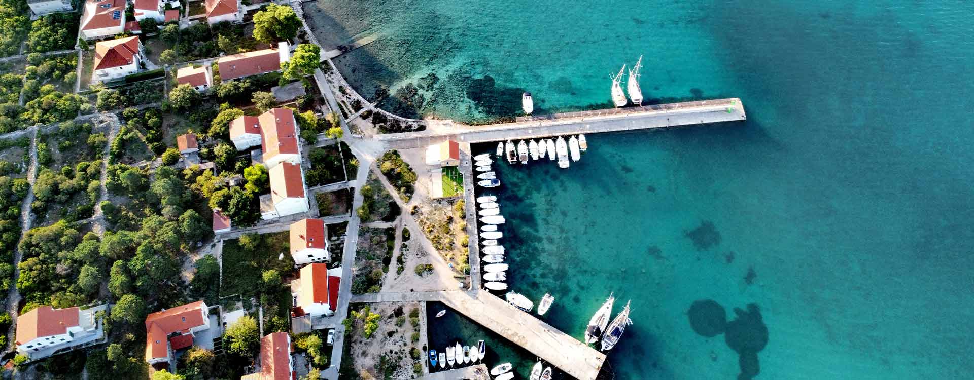 Luftaufnahme von einem kleinen Hafen