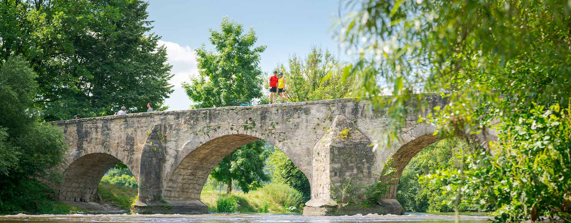2 Personen auf einer Brücke über der Altmühl